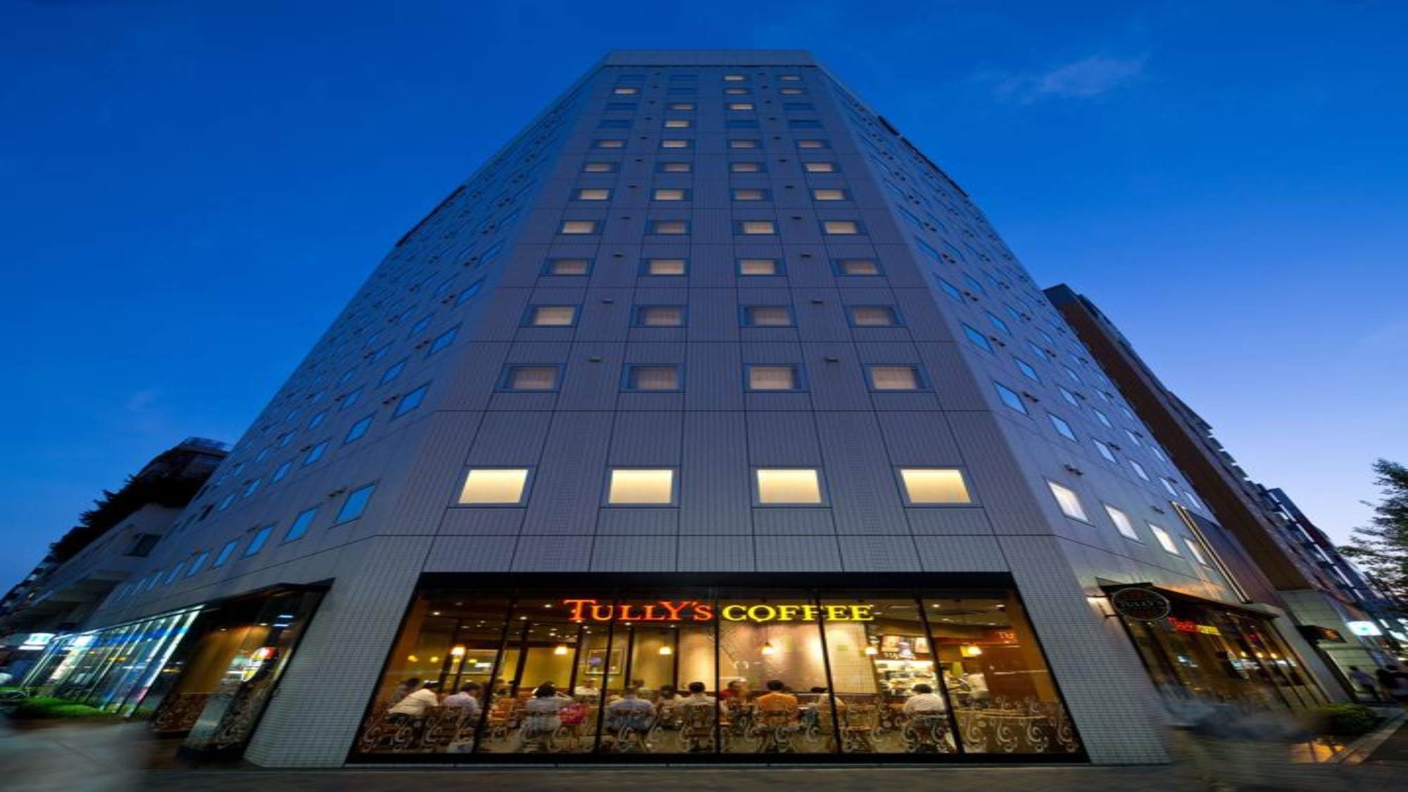 Khách sạn E-Hotel Higashi Shinjuku với thiết kế đơn giản nhưng tiện nghi, phù hợp cho du khách.