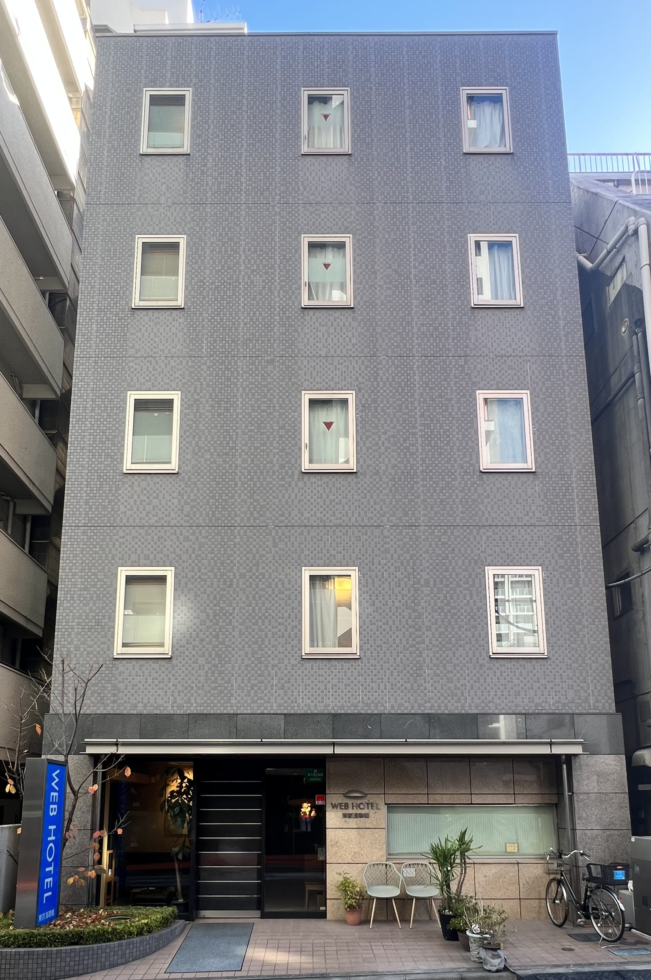 Khách sạn WEB Hotel với thiết kế hiện đại và tiện nghi, gần ga Asakusa-bashi.