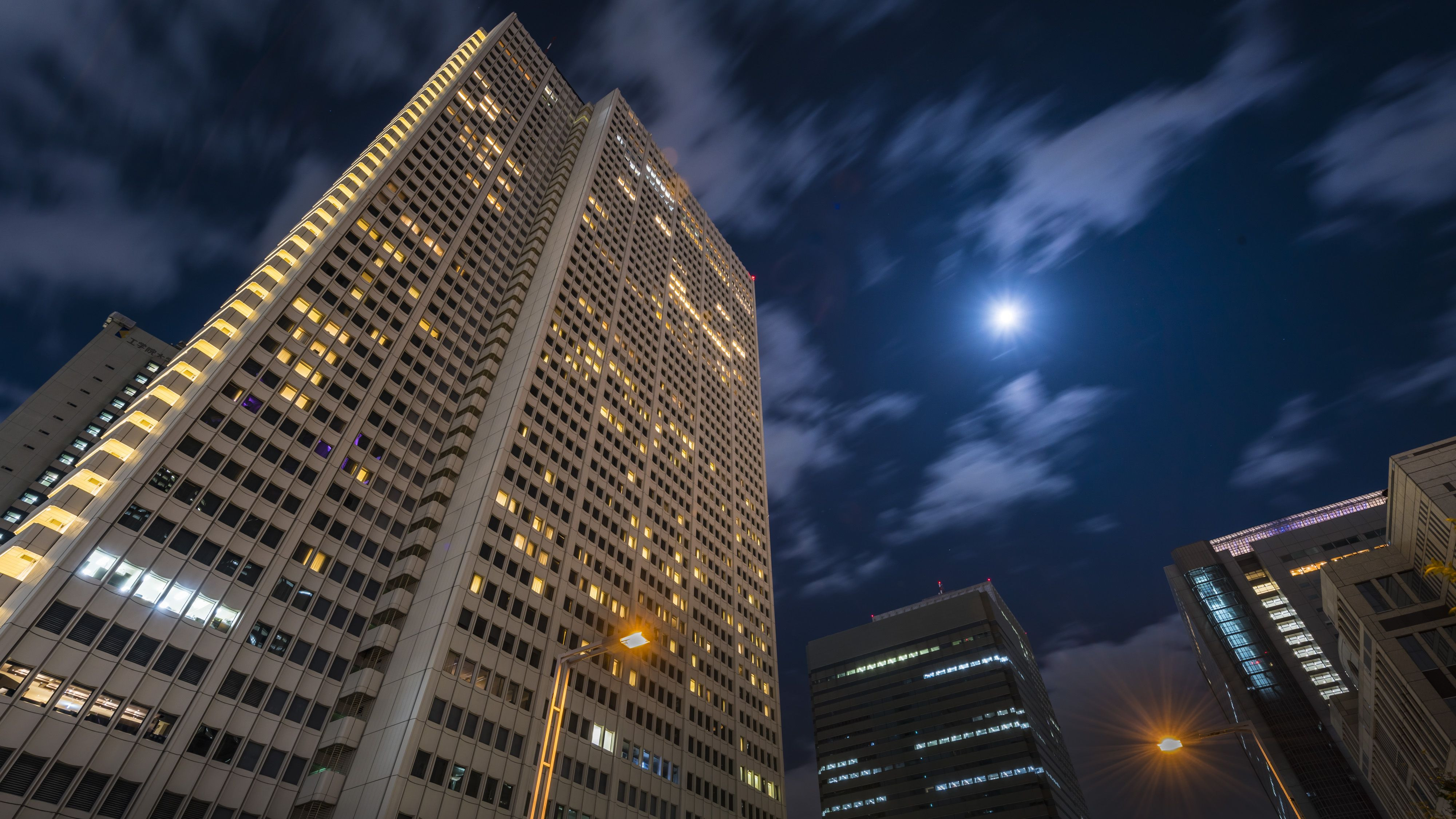 Khách sạn Keio Plaza Hotel Tokyo với tầm nhìn toàn cảnh thành phố và kiến trúc độc đáo.