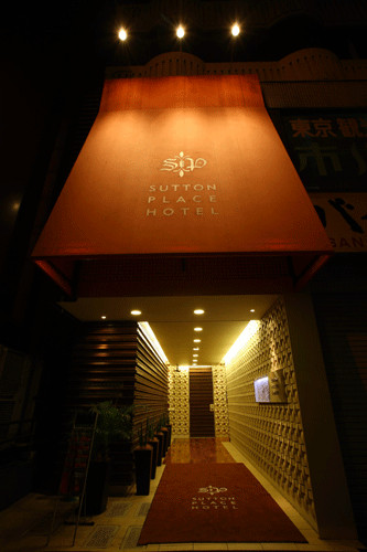 Khách sạn Sutton Place Hotel với thiết kế tinh tế và sang trọng, mang đến trải nghiệm thoải mái cho du khách.