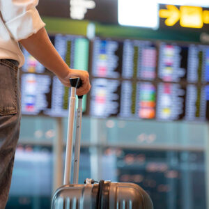 Người được bảo hiểm đi du lịch xách vali ở sân bay