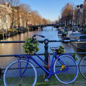 Một chiếc xe đạp và một con kênh ở Amsterdam, một trong những địa điểm du lịch một mình tốt nhất ở Châu Âu