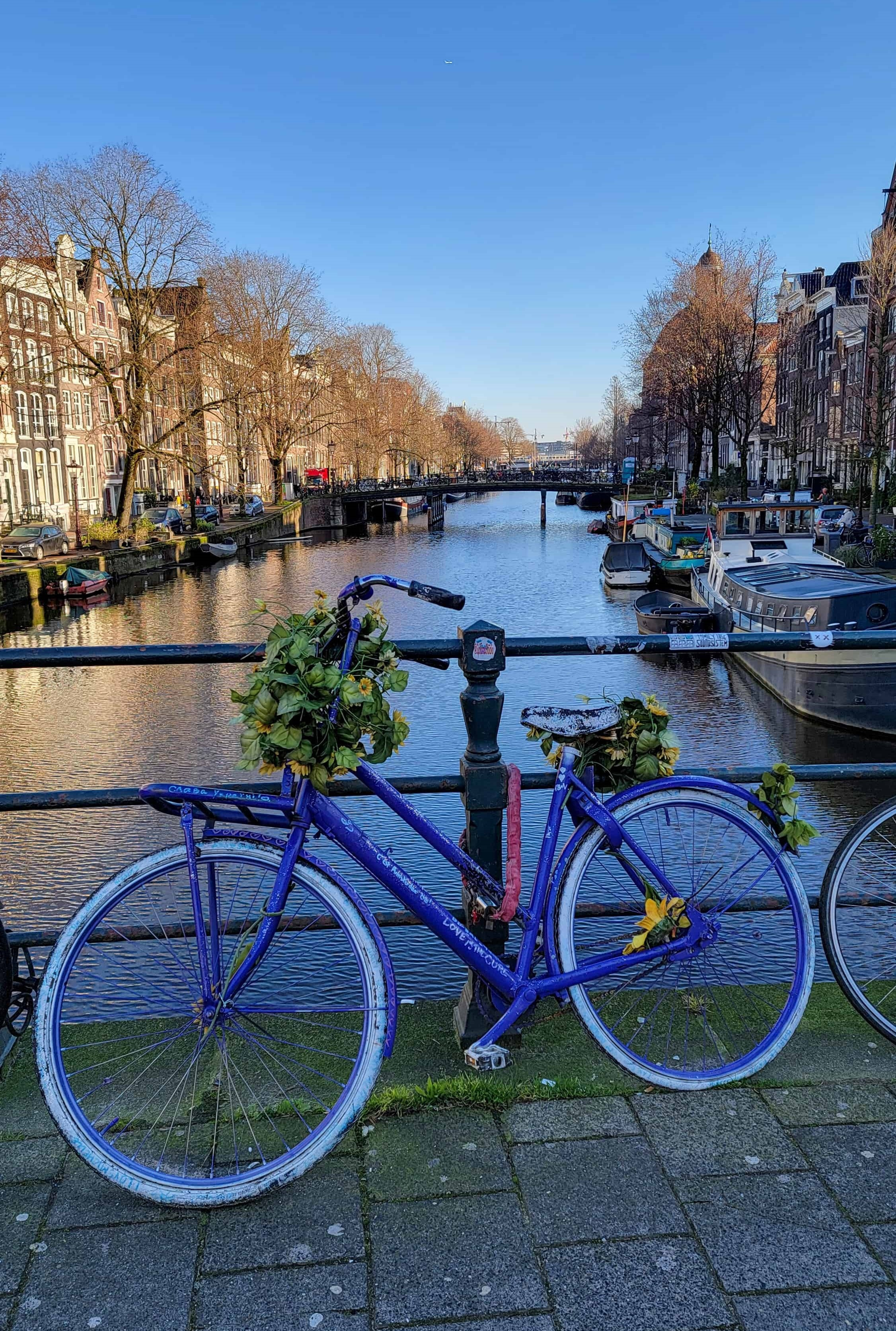 Một chiếc xe đạp và một con kênh ở Amsterdam, một trong những địa điểm du lịch một mình tốt nhất ở Châu Âu