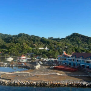 Cảng biển Roatan, Honduras với các biện pháp an ninh nghiêm ngặt.