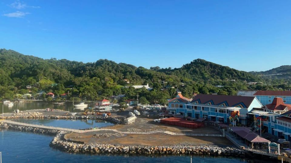 Cảng biển Roatan, Honduras với các biện pháp an ninh nghiêm ngặt.
