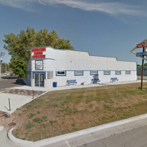 Hình ảnh Dixie Travel Plaza trên Route 66, Chicago, Illinois, một địa điểm lịch sử với kiến trúc độc đáo và không gian gợi nhớ về quá khứ vàng son của con đường huyền thoại.