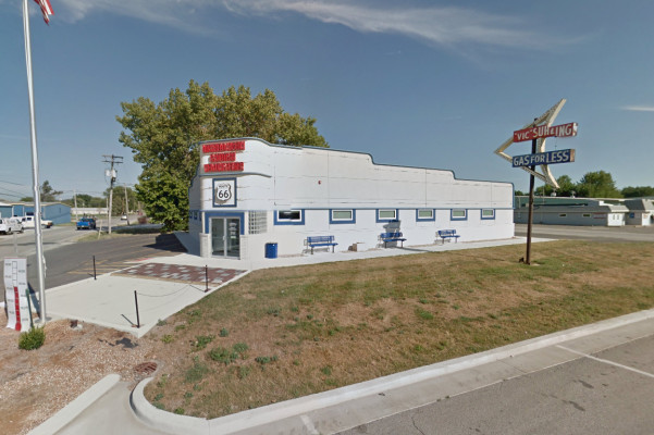 Hình ảnh Dixie Travel Plaza trên Route 66, Chicago, Illinois, một địa điểm lịch sử với kiến trúc độc đáo và không gian gợi nhớ về quá khứ vàng son của con đường huyền thoại.