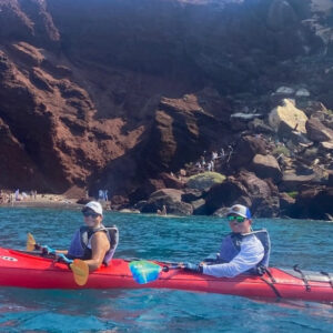 Chèo thuyền kayak ở Santorini, Hy Lạp, với những vách đá trắng và biển xanh bao la