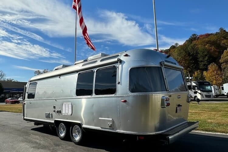Airstream International là một trong những travel trailer tốt nhất cho cuộc sống full time, với thiết kế vượt thời gian và không gian sống tiện nghi.