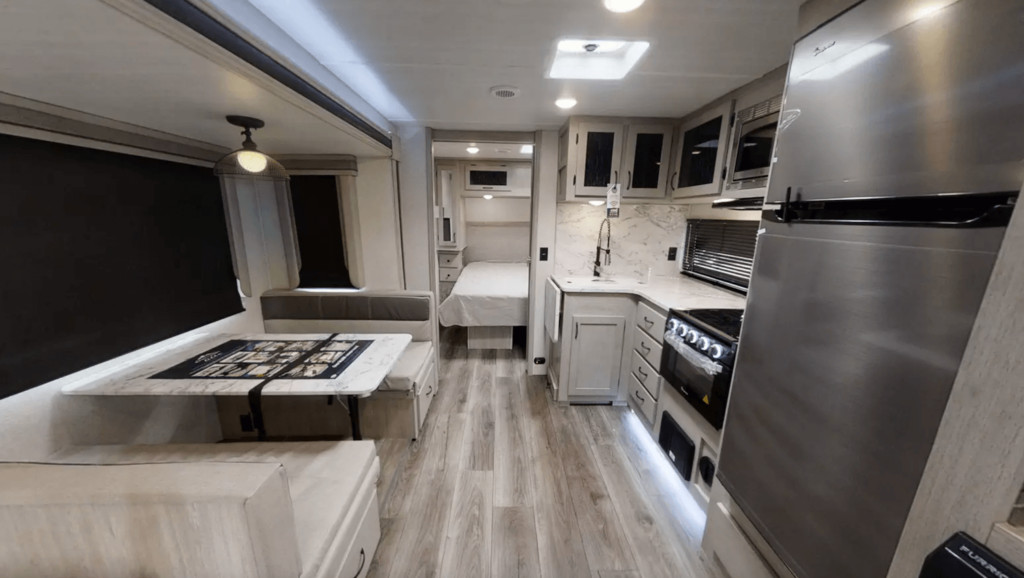 Khu vực sinh hoạt và bếp trong East to West Alta 2600krb Travel Trailer