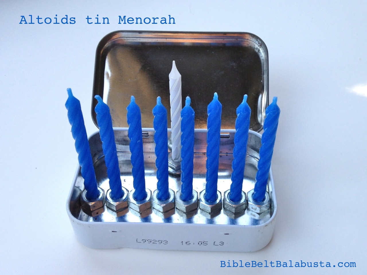 Menorah sáng tạo từ hộp kẹo Altoids, giải pháp du lịch nhỏ gọn
