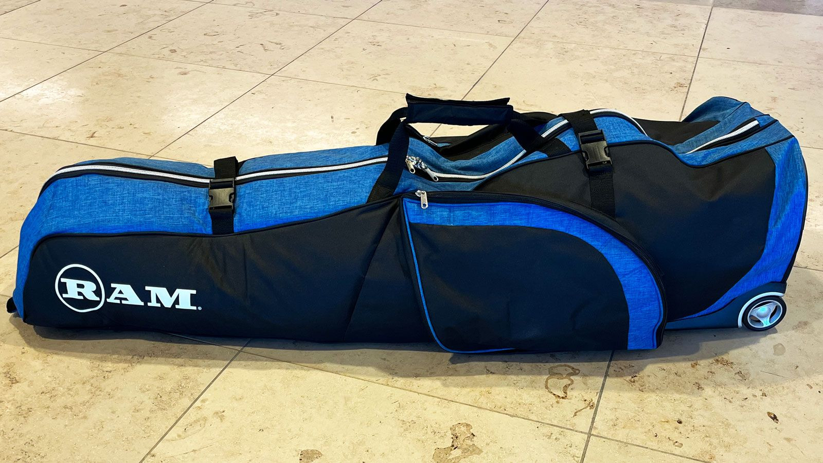 Ram Fx golf travel cover trên sàn sân bay