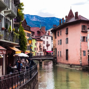 Những tòa nhà đầy màu sắc trên một con kênh ở Annecy, Pháp
