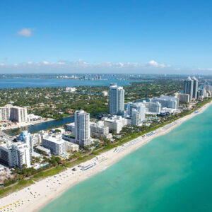 Hình ảnh bãi biển Miami với các tòa nhà cao tầng