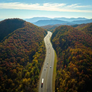 Con đường uốn lượn tuyệt đẹp qua những ngọn đồi phủ đầy cây lá mùa thu ở Asheville