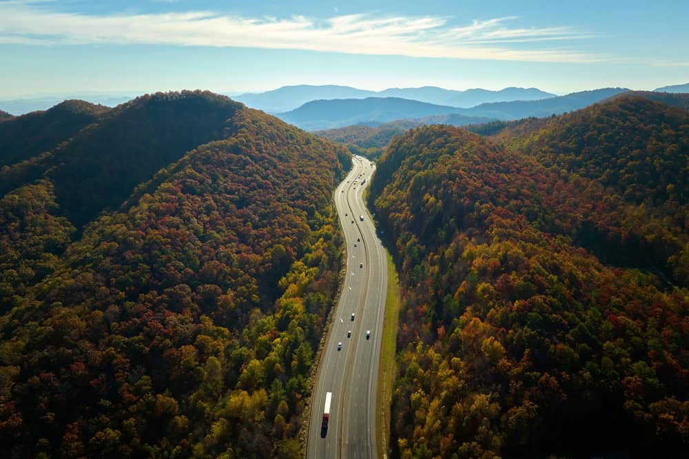 Con đường uốn lượn tuyệt đẹp qua những ngọn đồi phủ đầy cây lá mùa thu ở Asheville