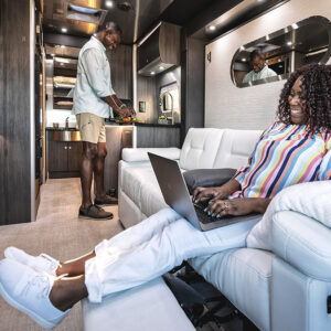 Nội thất bên trong Airstream Atlas
