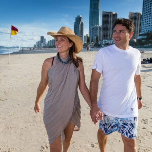 Cặp đôi tận hưởng bãi biển ở Gold Coast, Úc với ánh nắng rực rỡ mùa hè