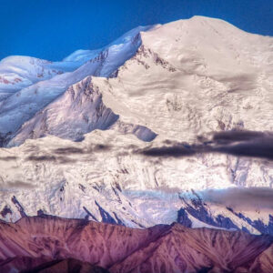 Du khách đi bộ đường dài ngắm núi Denali hùng vĩ