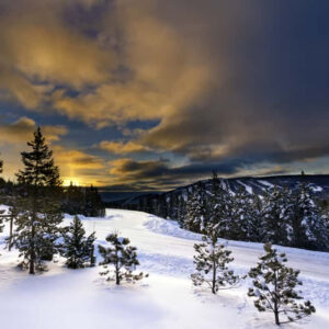 Big Sky Montana vào mùa đông, phong cảnh núi non phủ đầy tuyết trắng xóa
