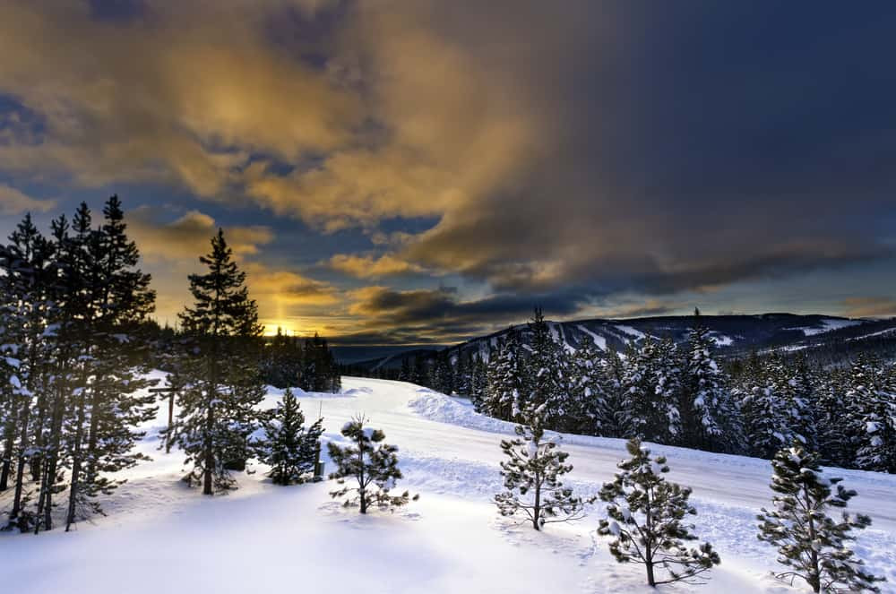 Big Sky Montana vào mùa đông, phong cảnh núi non phủ đầy tuyết trắng xóa