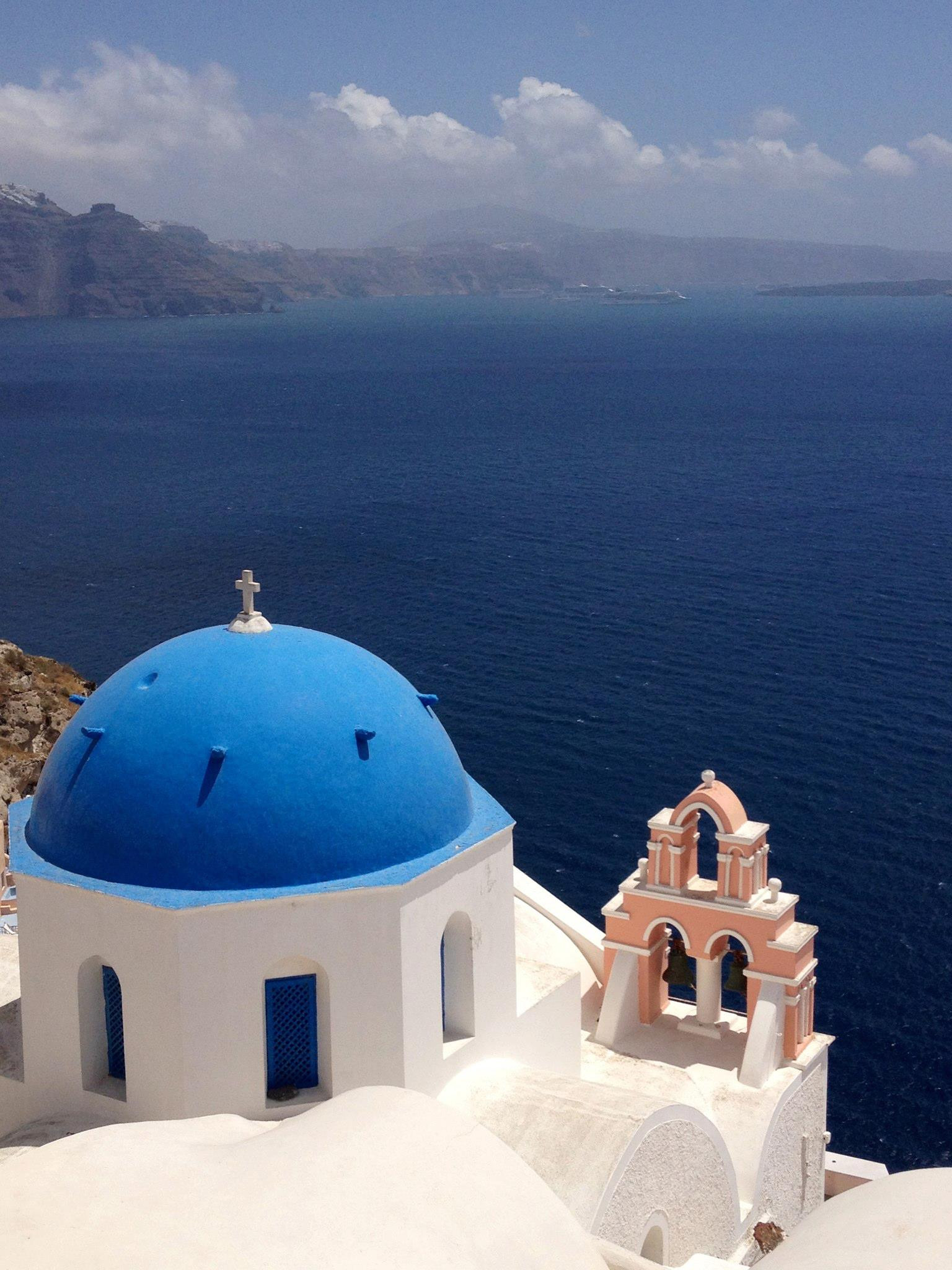 Nhà thờ mái vòm xanh Santorini