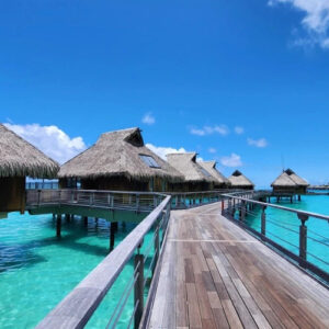 Bora Bora, Polynesia thuộc Pháp: Thiên đường nhiệt đới với làn nước trong xanh như pha lê và những bungalow trên mặt nước sang trọng, một điểm đến không thể bỏ qua cho những ai khao khát sự thư giãn và khám phá vẻ đẹp tự nhiên