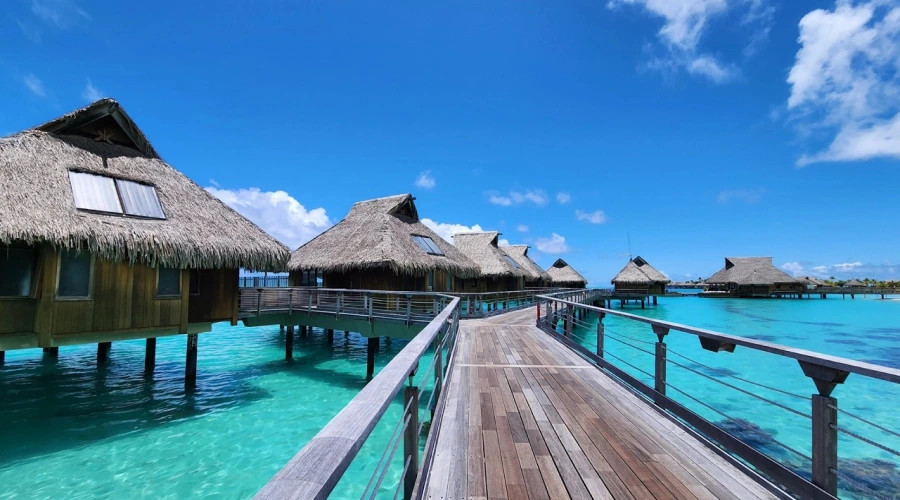 Bora Bora, Polynesia thuộc Pháp: Thiên đường nhiệt đới với làn nước trong xanh như pha lê và những bungalow trên mặt nước sang trọng, một điểm đến không thể bỏ qua cho những ai khao khát sự thư giãn và khám phá vẻ đẹp tự nhiên