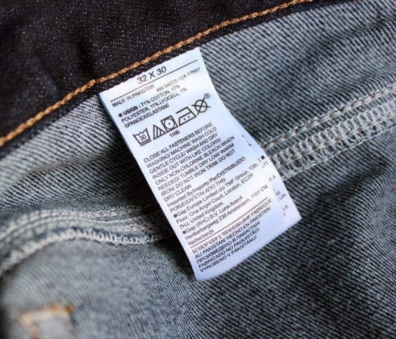 Chi tiết chất liệu của quần jeans Banana Republic Traveler