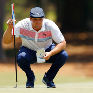 Bryson DeChambeau đọc đường bóng trên green