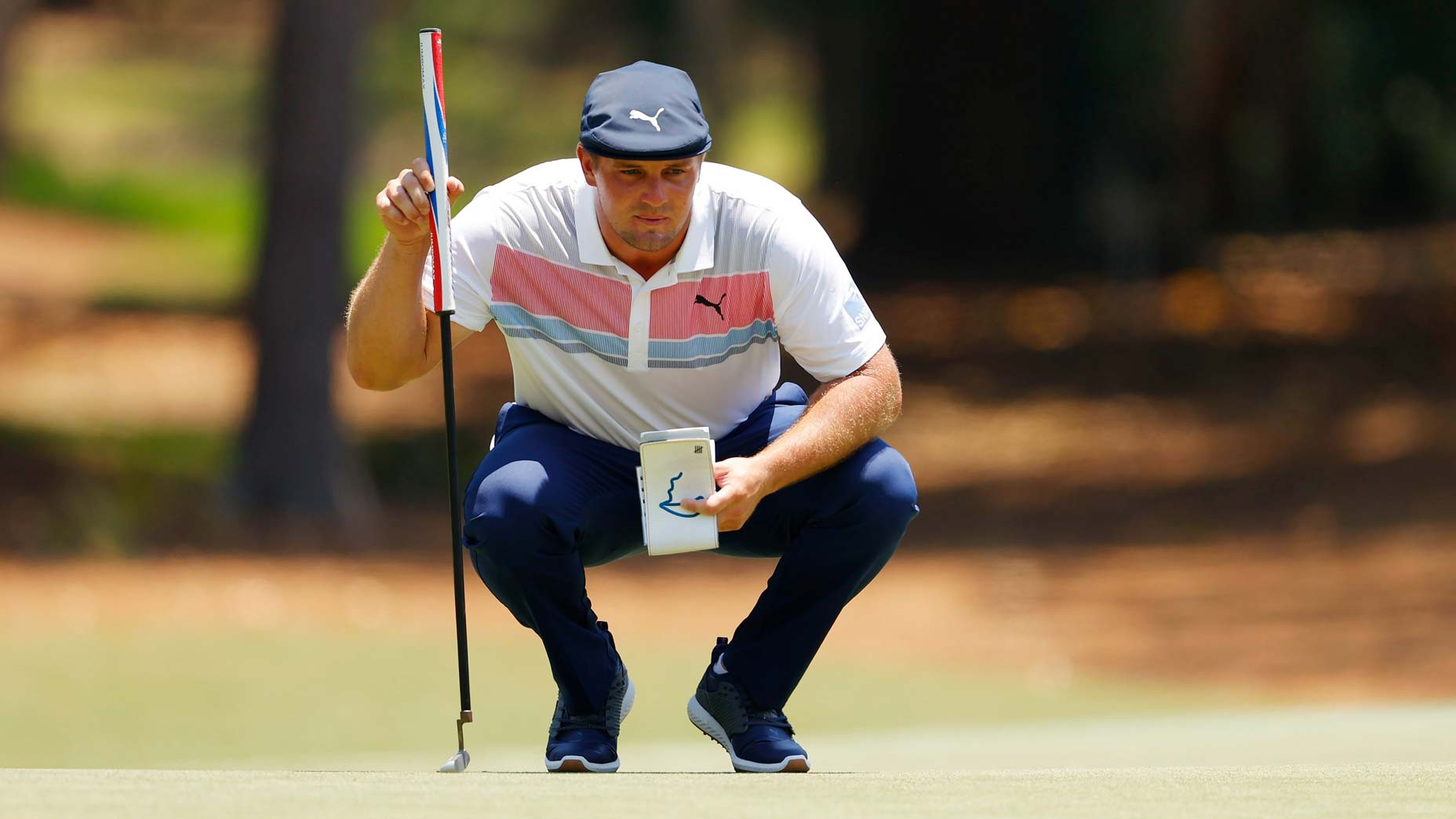 Bryson DeChambeau đọc đường bóng trên green