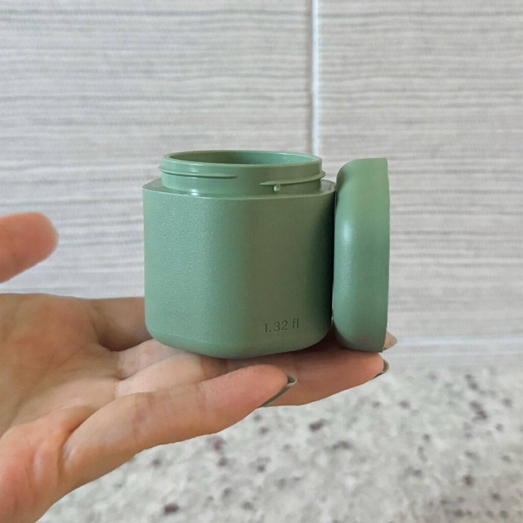 Người đang cầm một hộp Cadence Capsule cỡ trung.