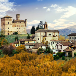 Lâu đài Castello di Grinzane và ngôi làng ở Piedmont, một trong những vùng rượu vang nổi tiếng nhất của Ý