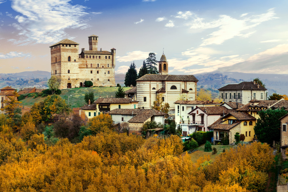 Lâu đài Castello di Grinzane và ngôi làng ở Piedmont, một trong những vùng rượu vang nổi tiếng nhất của Ý
