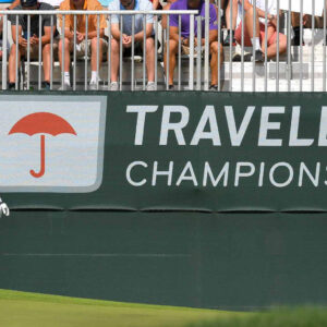 Golf thủ Chez Reavie đánh bóng tại giải Travelers Championship