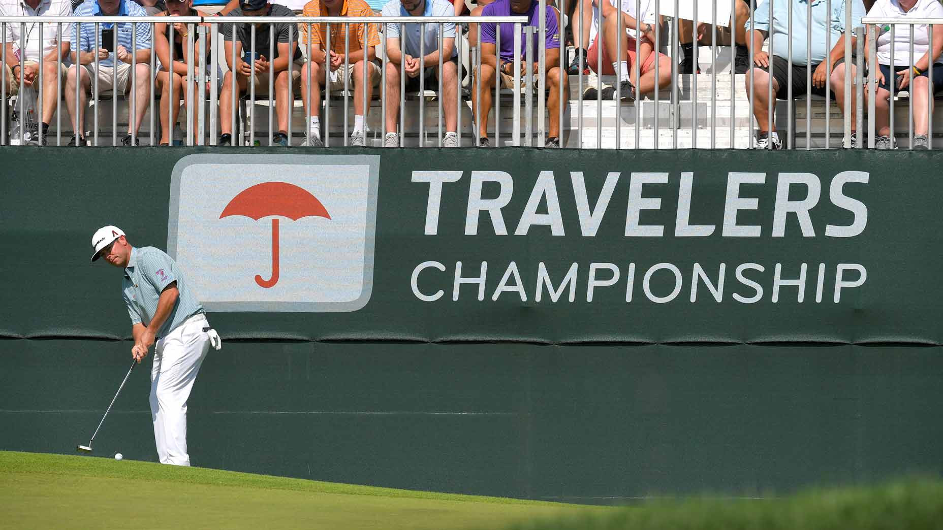Golf thủ Chez Reavie đánh bóng tại giải Travelers Championship