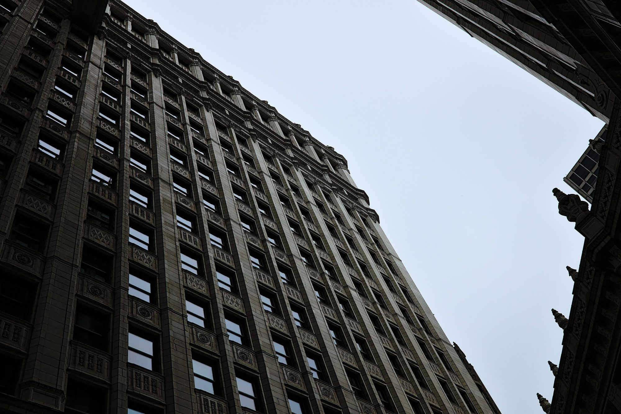 Góc nhìn từ dưới lên của một tòa nhà ở Chicago