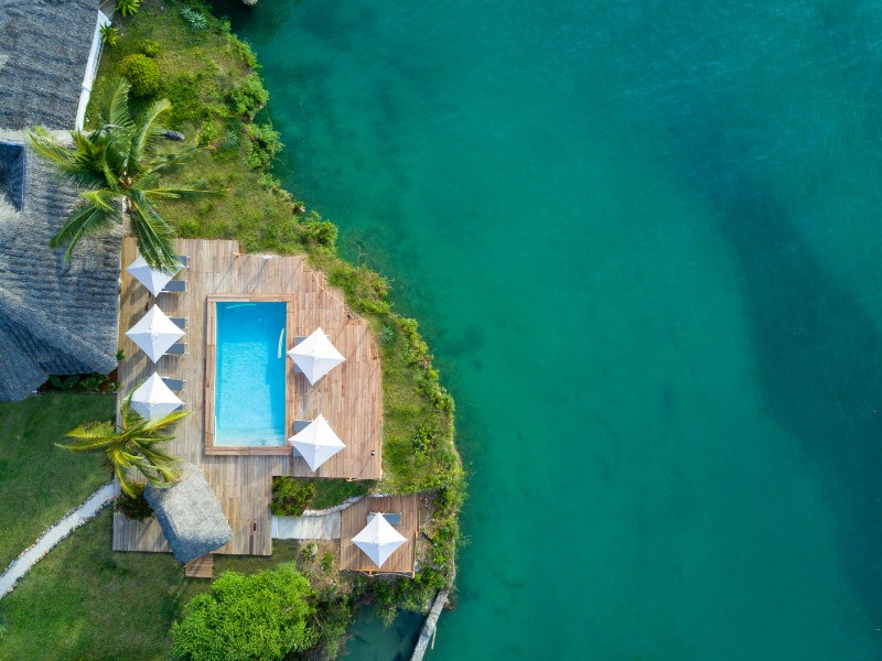 Bãi biển cát trắng tuyệt đẹp ở Zanzibar với làn nước trong xanh