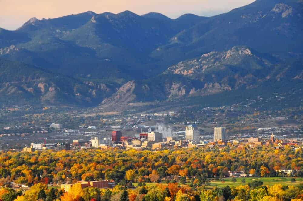 Vườn quốc gia Garden of the Gods với những khối đá đỏ kỳ vĩ dưới ánh nắng vàng ở Colorado Springs