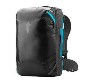 Ba lô Cotopaxi Allpa 35L màu đen với logo đầu lạc đà không bướu màu xám và các điểm nhấn màu xanh ngọc.