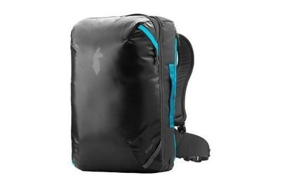 Ba lô Cotopaxi Allpa 35L màu đen với logo đầu lạc đà không bướu màu xám và các điểm nhấn màu xanh ngọc.