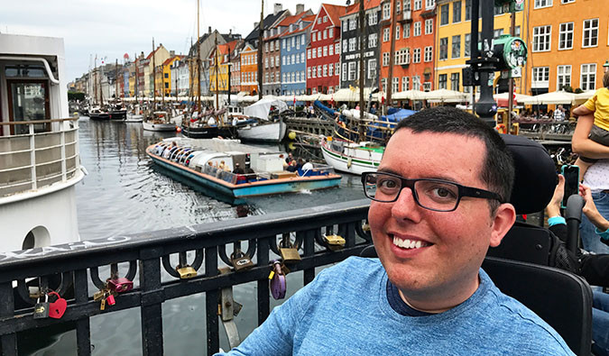Cory Lee tạo dáng chụp ảnh ở Copenhagen gần mặt nước