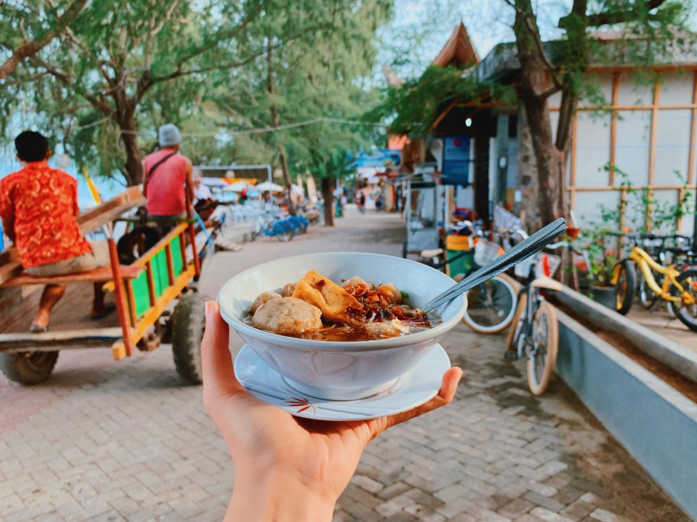 Babi Guling - món heo sữa quay đặc sản của Bali, với lớp da giòn tan và thịt mềm thơm