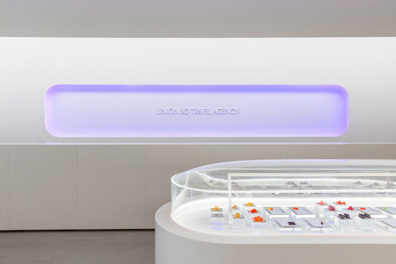 Màn hình LED dài 12 foot được chiếu sáng phát sáng màu tím xung quanh