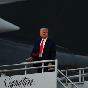 Cựu Tổng thống Hoa Kỳ Donald Trump lên máy bay riêng để rời Sân bay Quốc tế Atlanta Hartsfield-Jackson sau một sự kiện chính trị