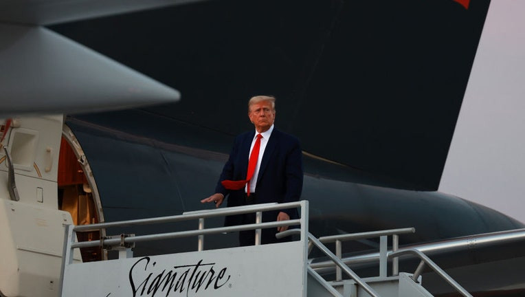 Cựu Tổng thống Hoa Kỳ Donald Trump lên máy bay riêng để rời Sân bay Quốc tế Atlanta Hartsfield-Jackson sau một sự kiện chính trị