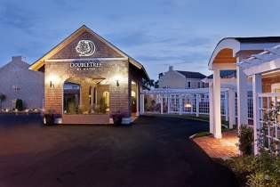 Hình ảnh logo và thông tin cơ bản về DoubleTree by Hilton Hyannis