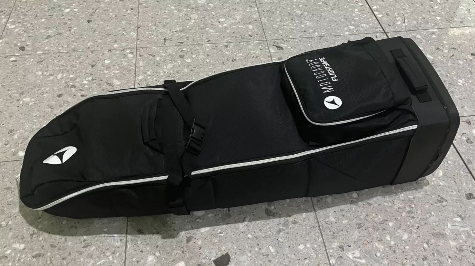 Motocaddy Flightsafe Travel Cover tại sảnh chờ sân bay