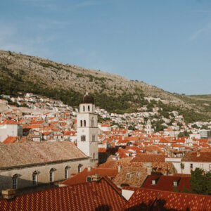 Phố cổ Dubrovnik nhìn từ trên cao với những mái nhà đỏ cam đặc trưng