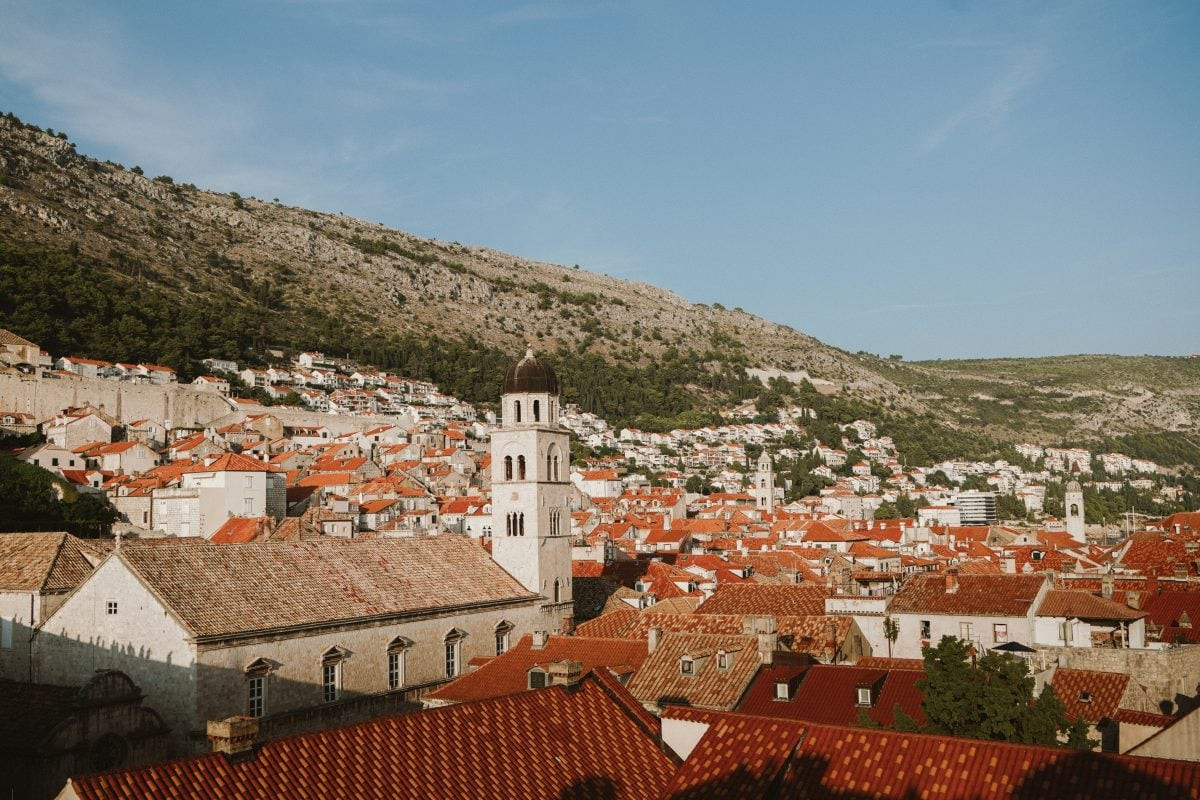 Phố cổ Dubrovnik nhìn từ trên cao với những mái nhà đỏ cam đặc trưng